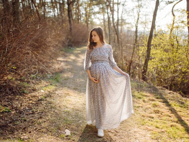 10 Effortlessly Chic Pregnancy Outfits For First Trimester
