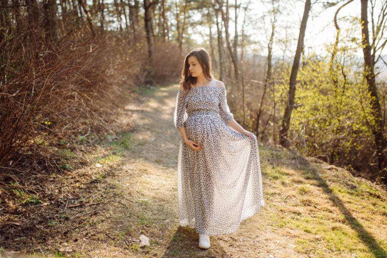 10 Effortlessly Chic Pregnancy Outfits For First Trimester