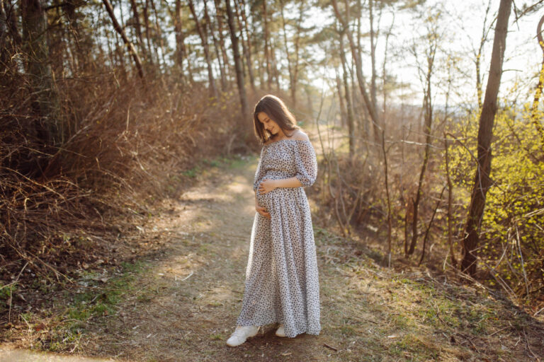 Pregnancy Outfits For Hiking