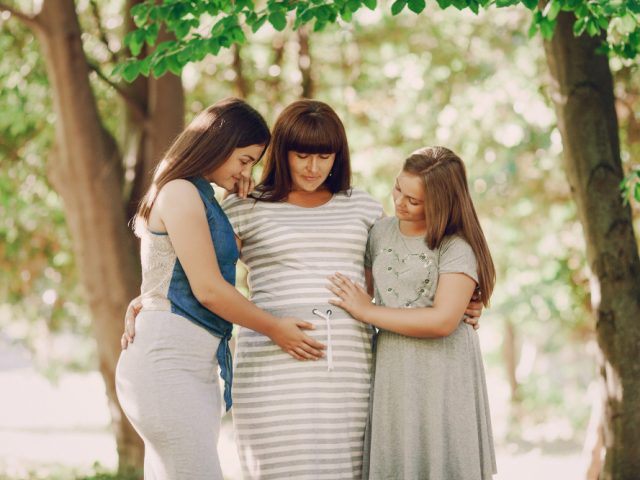 10 Bump-Friendly Fair Outfits That Steal the Show
