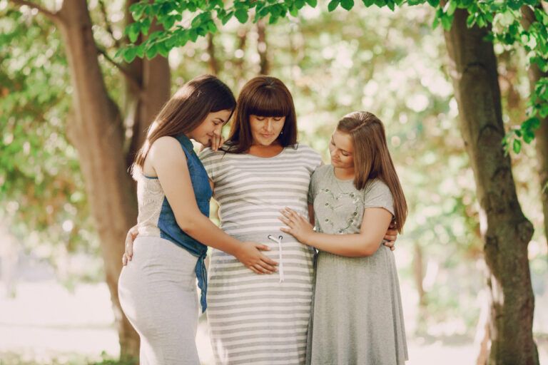 10 Bump-Friendly Fair Outfits That Steal the Show