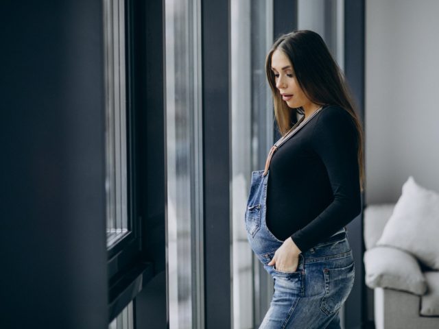 10 Chic Pregnancy Outfits That Flatter Petite Mamas Perfectly