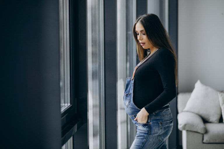 10 Chic Pregnancy Outfits That Flatter Petite Mamas Perfectly