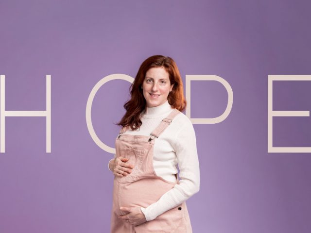 10 Stylish Pregnancy Outfits That Flatter a Small Baby Bump