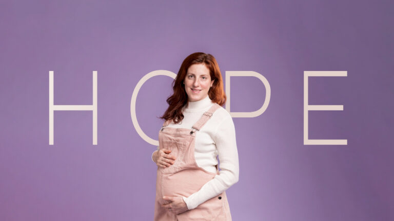 10 Stylish Pregnancy Outfits That Flatter a Small Baby Bump