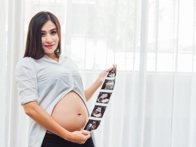 10 Cute & Comfy Pregnancy Outfits for Ultrasound