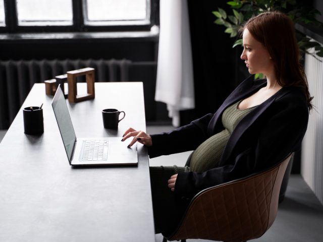 10 Effortlessly Chic Work-Casual Outfits for Pregnancy