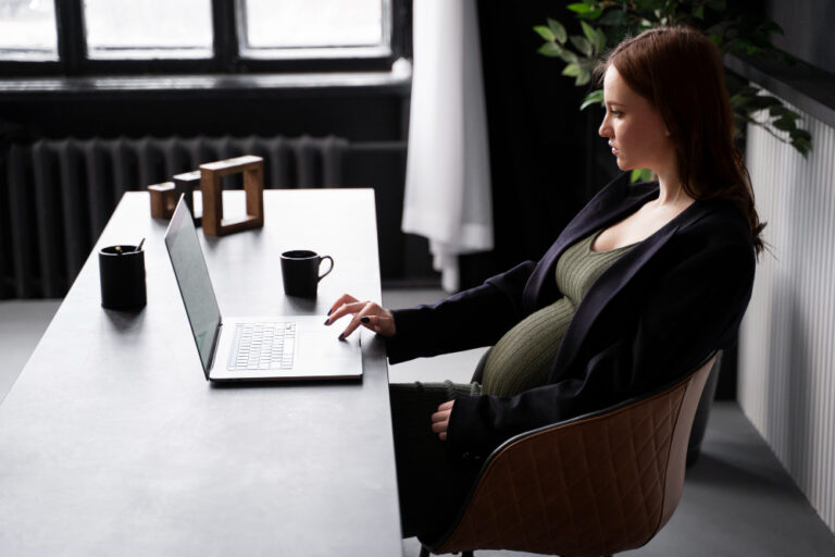 10 Effortlessly Chic Work-Casual Outfits for Pregnancy