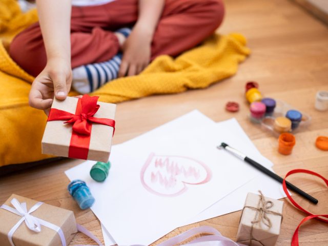 10 Holistic Pregnancy Gifts for a Nurturing and Joyful Journey