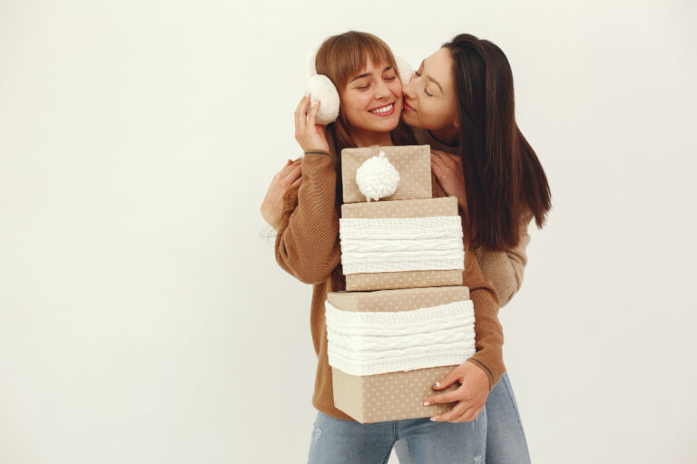 10 Thoughtful Pregnancy Announcement Gifts Every Mom Will Treasure