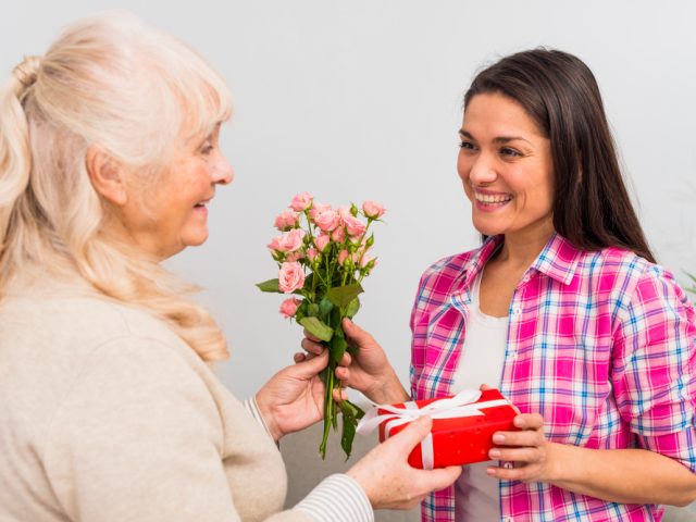 10 Heartfelt Pregnancy Gifts for Your Daughter-In-Law