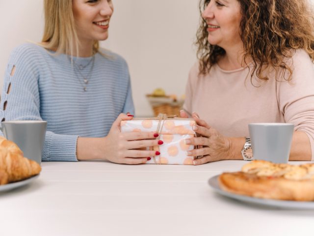 10 Beautiful Pregnancy Gifts Your Friend Will Adore