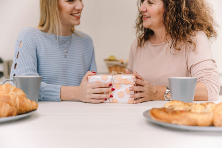 10 Beautiful Pregnancy Gifts Your Friend Will Adore